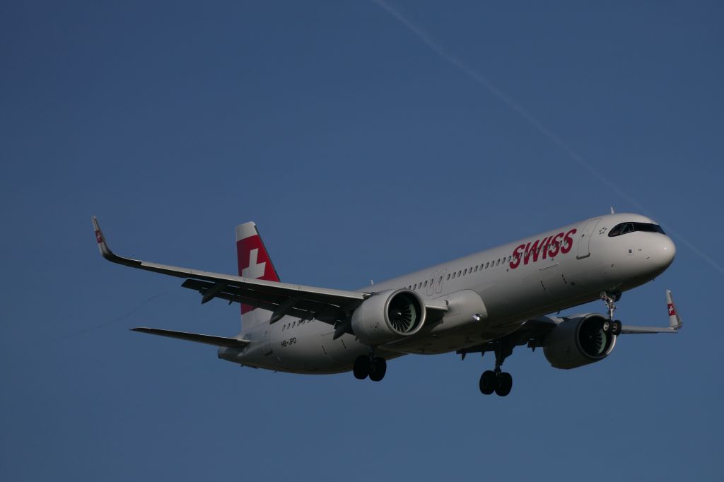 Airbus A321neo (HB-JPD) - Landing on RWY14 (30th Dec 2023)