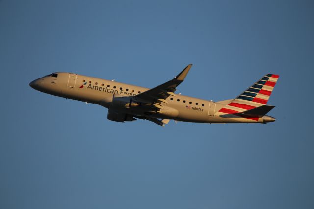 EMBRAER 175 (long wing) (N507SY)