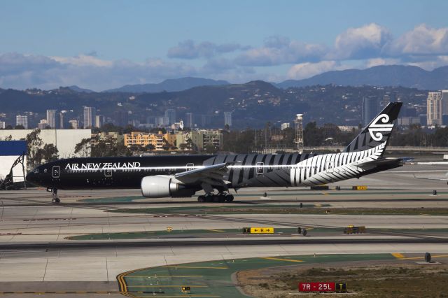 Boeing 777-200 (ZK-DKQ) - LAX