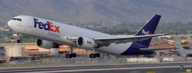 BOEING 767-300 (N118FE) - phoenix sky harbor international airport 18APR20