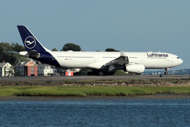 Airbus A330-200 (D-AIKP) - LH 423 to Frankfurt lining up on 22R