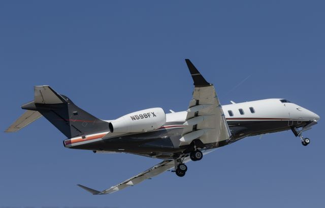 Bombardier Challenger 300 (N598FX)