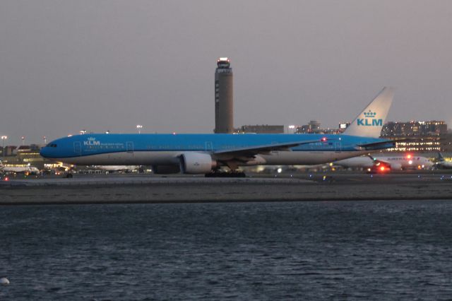 BOEING 777-300ER (PH-BVN)