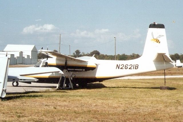 Aero Commander 520 (N2621B) - Seen here in May-00.  Registration cancelled 25-Sep-14.