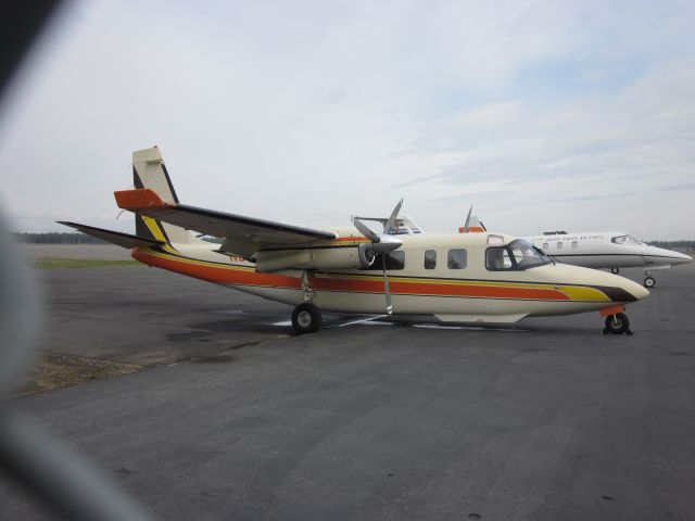 — — - Aero Commander 690.