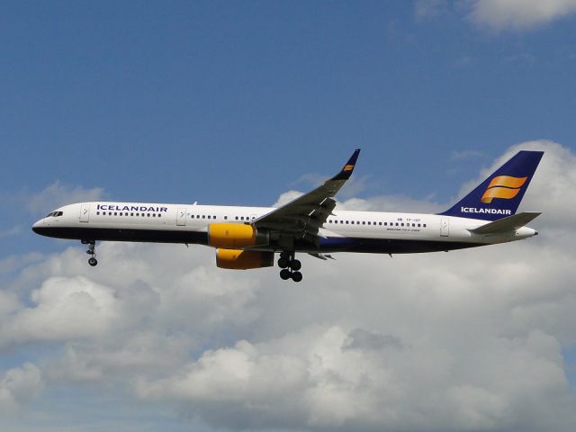 BOEING 757-300 (TF-ISF)