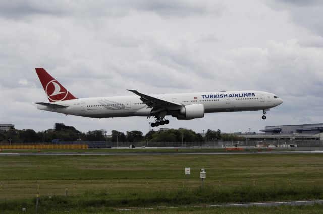 BOEING 777-300 (TC-JJG) - Final Approach to NRT Airport R/W16R on 2012/04/30