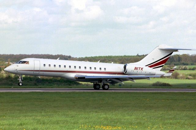 Bombardier Global Express (N1TK) - Touching down on rwy 26 on 27-Apr-05 arriving from LSZH.br /br /Reregistered N115HK 15-Dec-07, HB-JGO then N617JN 7-Nov-09.