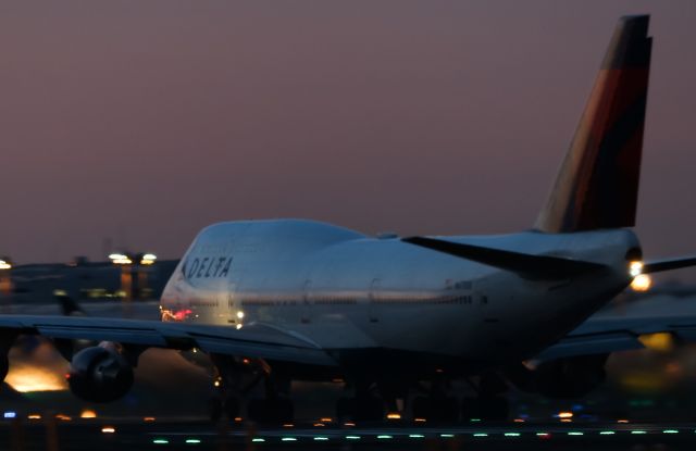 Boeing 747-400 (N673US)