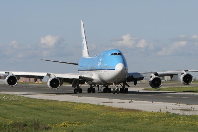 Boeing 747-400 (PH-BFB) - July 25, 2010 - leaving Toronto for Amsterdam