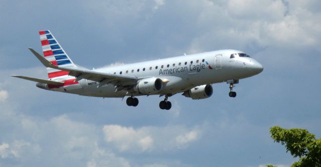 Embraer 175 (N437YX) - On final is this 2014 American Airlines Eagle Embraer 175LR in the Spring of 2021.