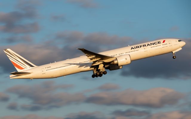 BOEING 777-300 (F-GSQK) - Air France departs KIAH for CDG on 4 January 2022 bathed in golden hour light