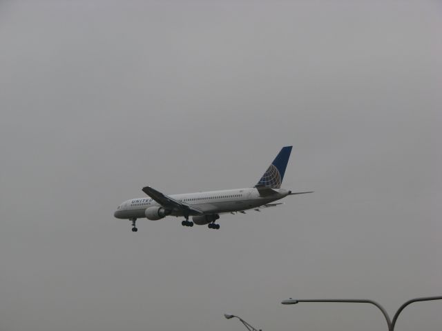 Boeing 757-200 (N573UA) - UAL656, arriving from KIAH on Runway 28.