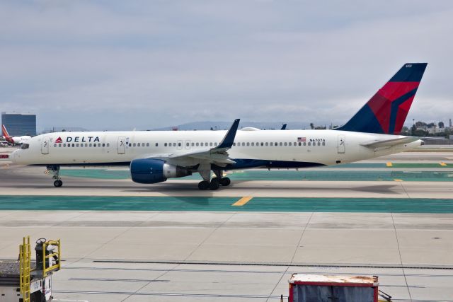 Boeing 757-200 (N6707A)