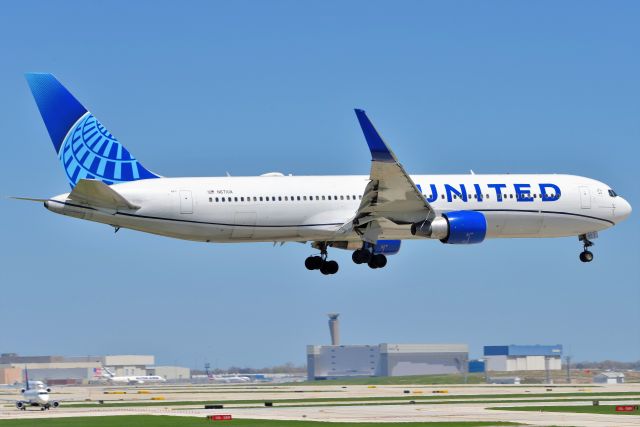 BOEING 767-300 (N671UA) - 05-07-22 10-C