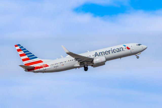 Boeing 737-800 (N314PD) - American Airlines 737-800 taking off from PHX on 11/22/22. Taken with a Canon 850D and Tamron 70-200 G2 lens.