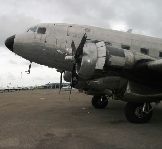 Douglas DC-3 (N587MB)