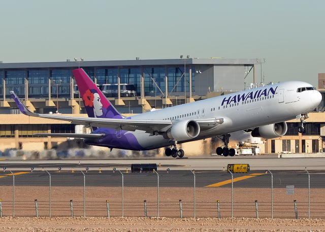 BOEING 767-300 (N592HA)