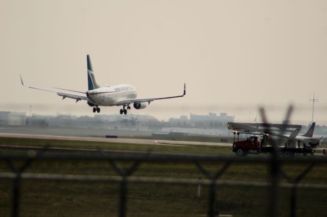 Boeing 737-700 (C-GUWJ)