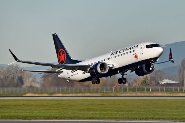 Boeing 737 MAX 8 (C-FSIQ)