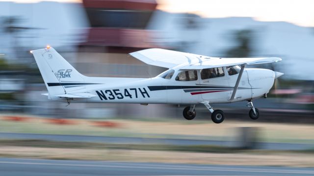 Cessna Skyhawk (N3547H) - Photo of N3547H taking off on 31R, taken by @planesthetics (instagram).