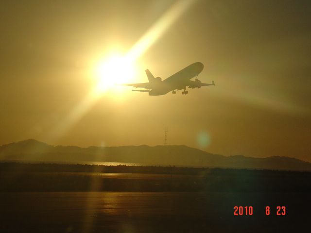 McDonnell Douglas DC-10 — - DC- 10 taking off from Oakland International.