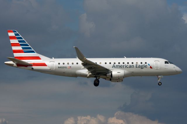 EMBRAER 175 (long wing) (N432YX)