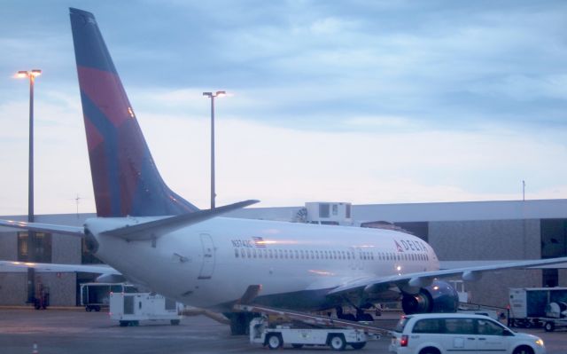 Boeing 737-800 (N3742C)