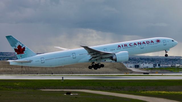 BOEING 777-300ER (C-FITL)