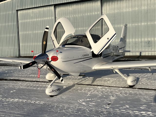 Cirrus SR-20 (N688PC) - Getting ready for a flight from Robertson