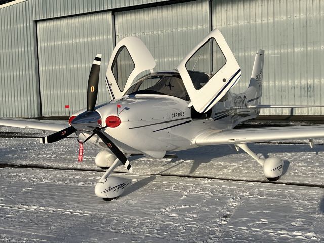 Cirrus SR-20 (N688PC) - Getting ready for a flight from Robertson