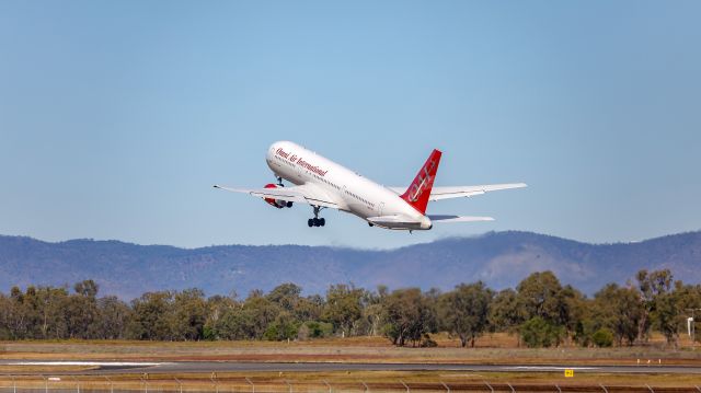 BOEING 767-300 (N477AX)