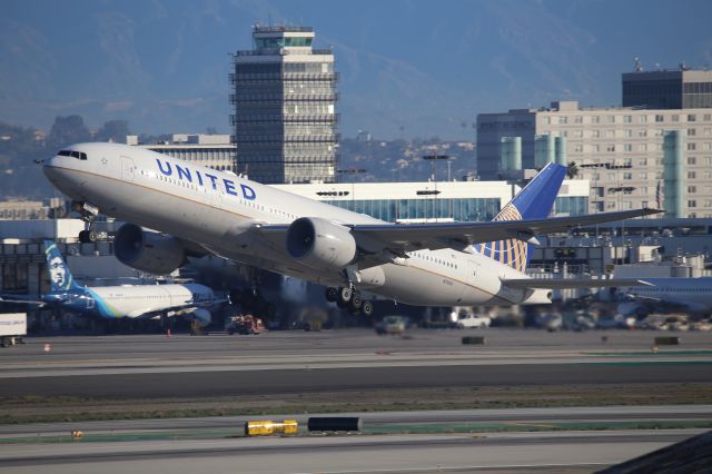 Boeing 777-200 (N76010)