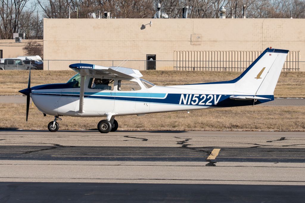 Cessna Skyhawk (N1522V) - N1522V taxiing onto the ramp to get a splash of gas before heading back to the hangar.