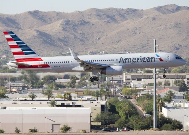 Boeing 757-200 (N940UW)