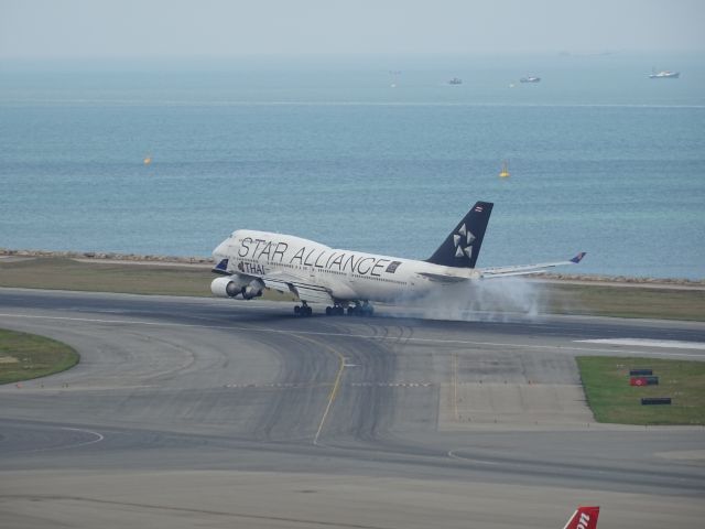 Boeing 747-400 (HS-TGW)