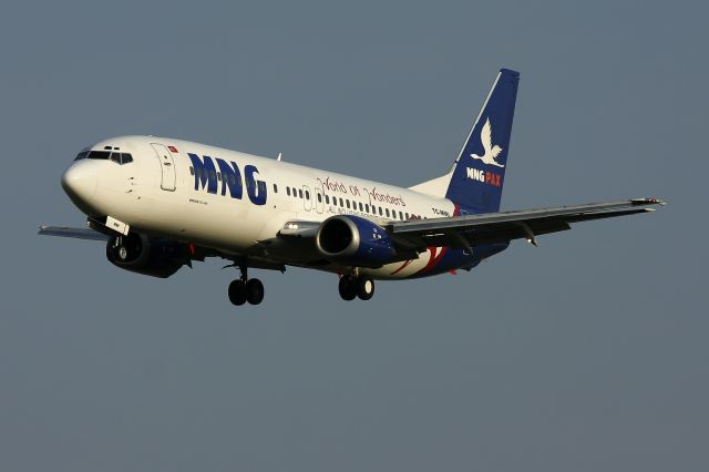 BOEING 737-400 (TC-MNI)