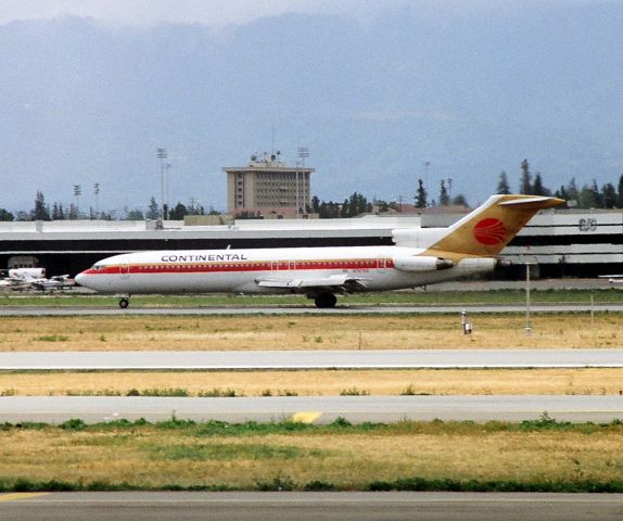 BOEING 727-200 (N76752) - KSJC late 1980s of a Boeing 727 landing 12R from Denver.