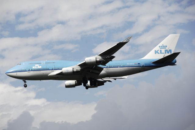 Boeing 747-400 (PH-BFU) - Final Approach to Narita Intl Airport Rnwy16R on 2012/08/18