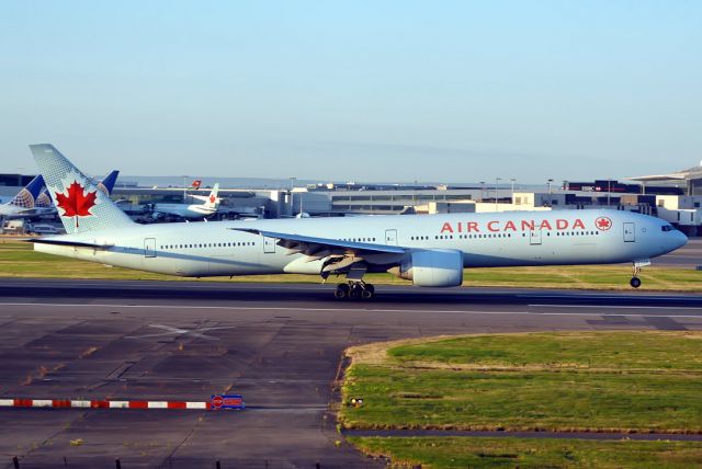 BOEING 777-300 (C-FIUW)