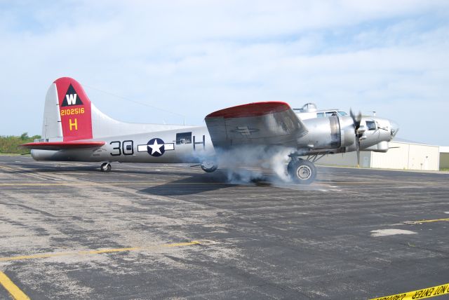 Boeing B-17 Flying Fortress (N5017N) - Starting Engines