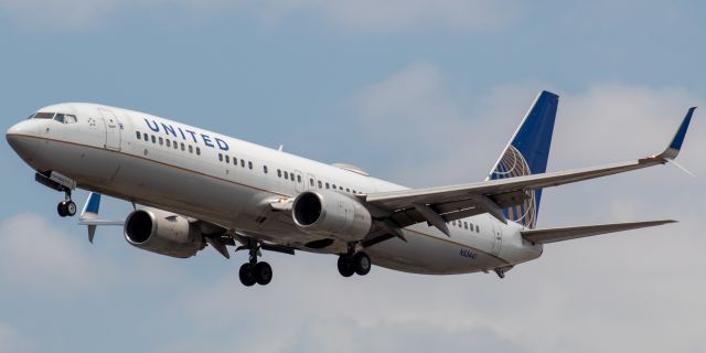 Boeing 737-900 (N53441) - United Airlines Boeing 737-924ER arriving from San Juan, Puerto Rico landing on runway 29 at Newark on 7/28/21.