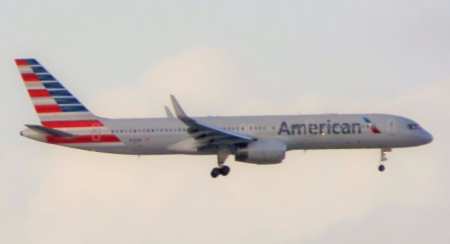 Boeing 757-200 (N187AN)