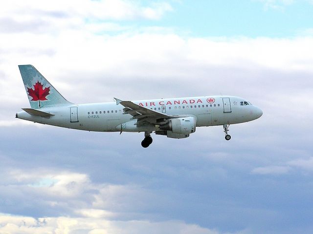 Airbus A319 (C-FZUL) - Landing 06L - April 27, 2014