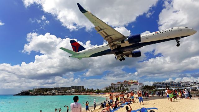 Boeing 757-200 (N6714Q) - Maho Beach.