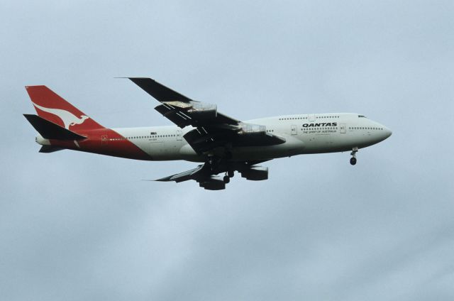 BOEING 747-300 (VH-EBV) - Final Approach to Narita Intl Airport Rwy34 on 1990/05/06