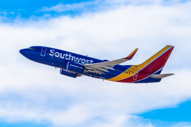 Boeing 737-700 (N7873A) - Southwest Airlines 737-700 taking off from PHX on 11/5/22. Taken with a Canon 850D and Tamron 70-200 G2 lens.