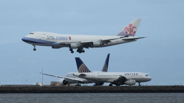 Boeing 747-400 (B-18701)