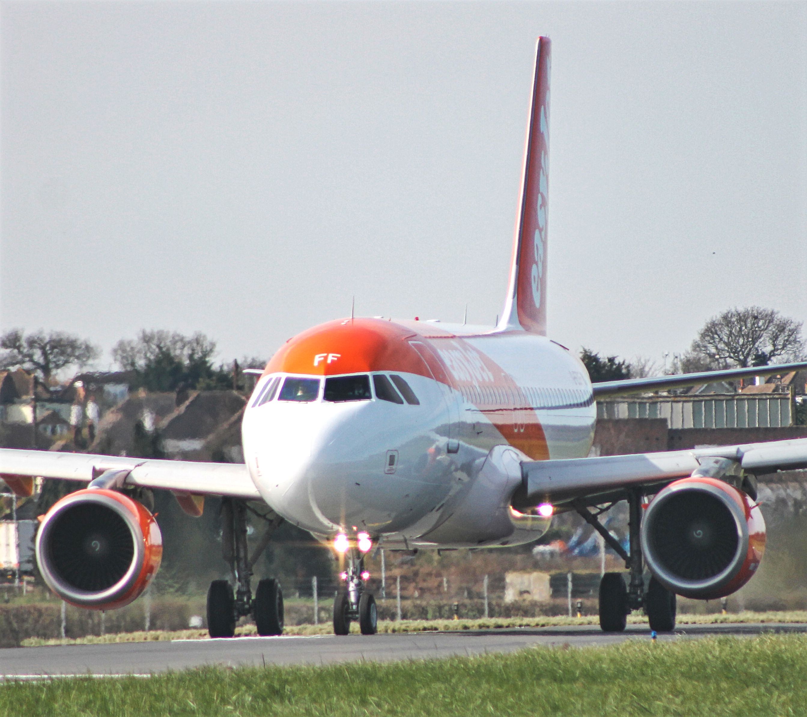 Airbus A319 (G-EZFF) - Lined up for then runway 24, off to Alicante 