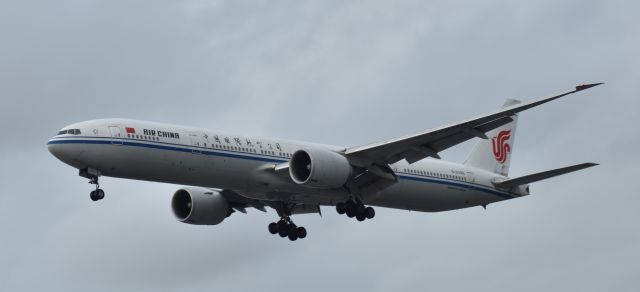 BOEING 777-300 (B-2086) - LANDING 27R 